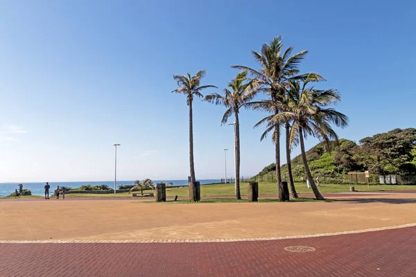 Röd stenlagd strandpromenad på stranden staden landskap — Stockfoto