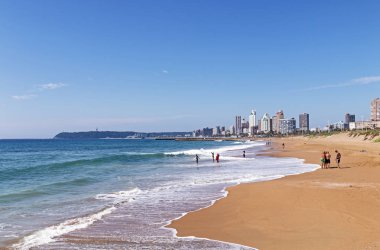  İnsanlar sabah mavi gökyüzü karşı plaj için ziyaret edin 