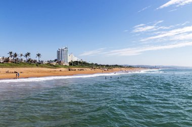Deniz ve plaj sahil binalar ve mavi gökyüzü karşı