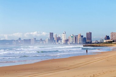 Mavi bulutlu gökyüzü ve şehir manzarası karşı sabah plaj