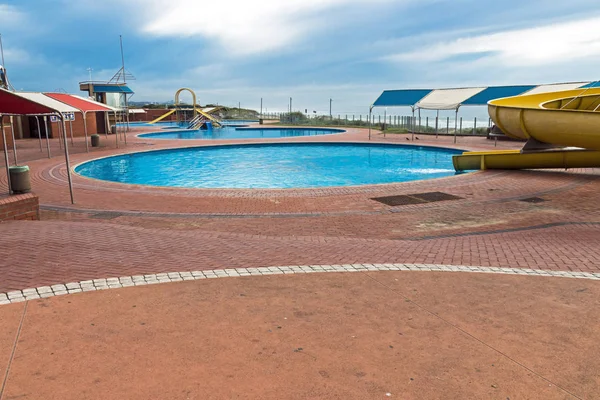 Paseo marítimo pavimentado y piscinas recreativas frente al mar —  Fotos de Stock