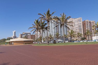 Beachfront şehir manzarası karşı boş döşeli kıyısındaki