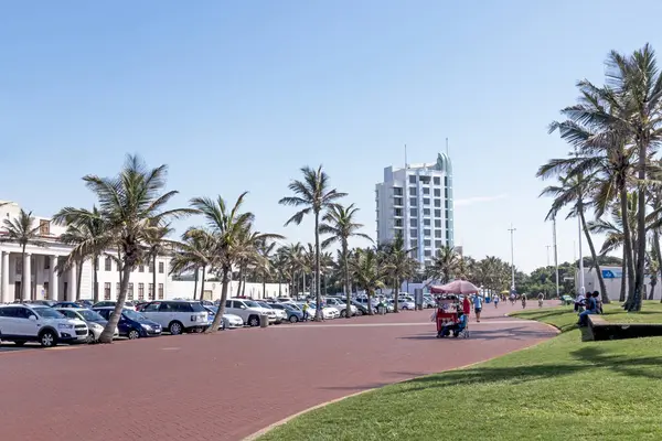 People Walking on Paved Promenade on Beachfront — Stock Photo, Image