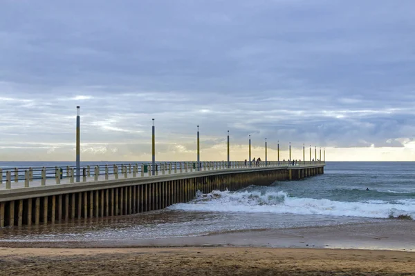 Morning Beach Pie rand Ocean Contra el horizonte nublado — Foto de Stock