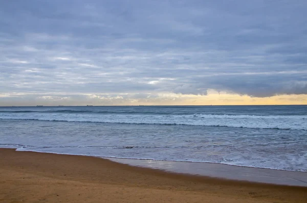 Beach and Ocean Against Cloudy Sky on Horizon — Stock Photo, Image