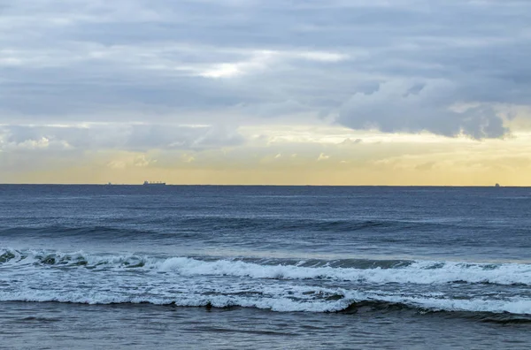 Morning Ocean Against Cloudy Sky with Ships on Horizon — Stock Photo, Image