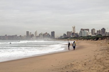 Bulutlu Durban şehir manzarası karşı sahilde bilinmeyen balıkçılar