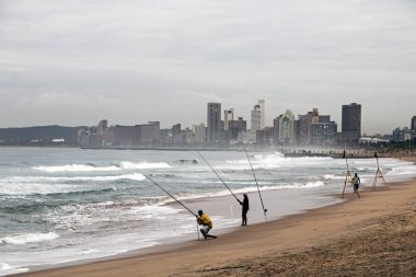 Bulutlu Durban şehir manzarası karşı sahilde bilinmeyen balıkçılar