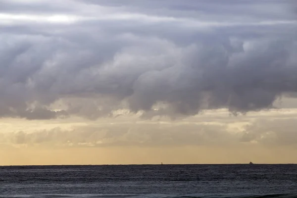 흐린 해변 바다와 더 반에 하늘 바다 — 스톡 사진