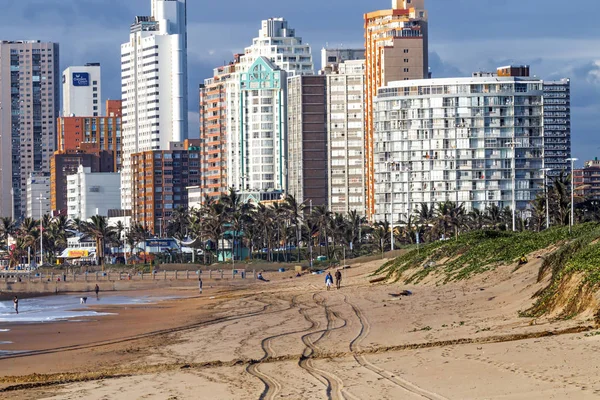 People on Early Morning Beach Against City Skyline — Stock Photo, Image