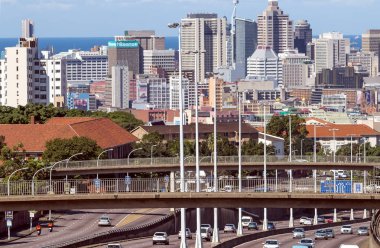 Girme ve şehir merkezi bırakarak trafik görünümünü yukarıda