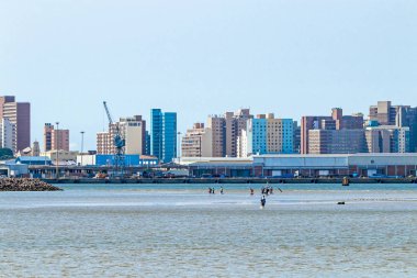 Düşük Tide Harbor karşı ccty Durban manzarası içinde