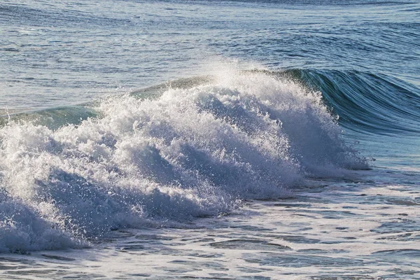 Blaues Wasser und Welle brechen am Strand — Stockfoto