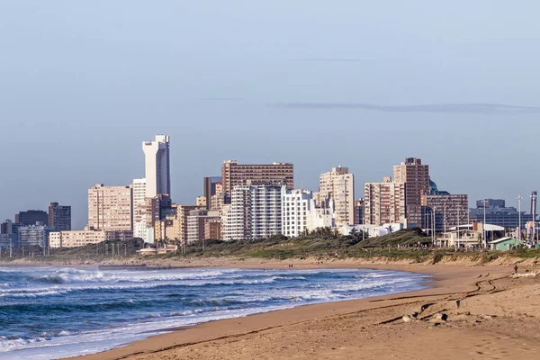 Strand vor der Skyline von Durban in Südafrika — Stockfoto