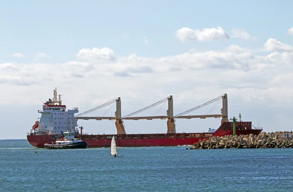 Gemi ve römorkör girerek Harbor Durban — Stok fotoğraf