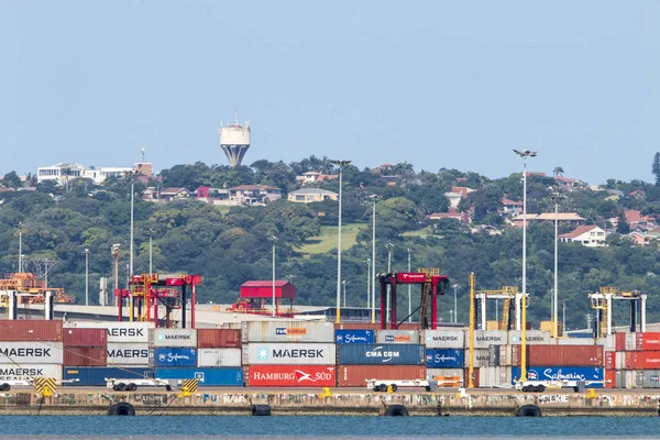 Containers in Harbor Against Residential District on the Bluff — Stock Photo, Image