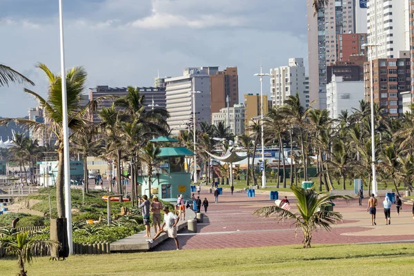 Pessoas em Promenade Contra a Cidade Skyline em Durban — Fotografia de Stock
