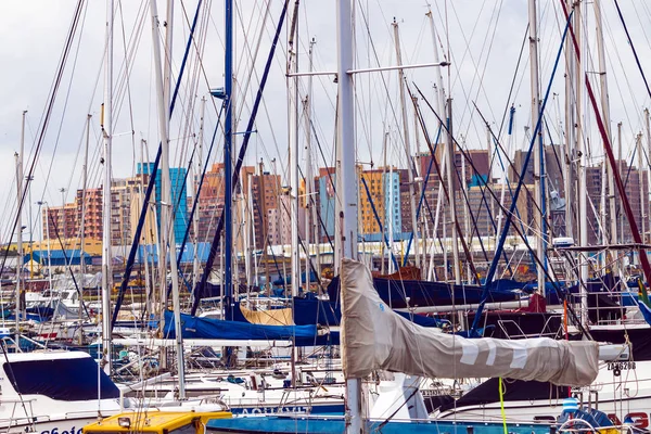 Yachts Moored in Harbor Against City Skyline — Stock Photo, Image