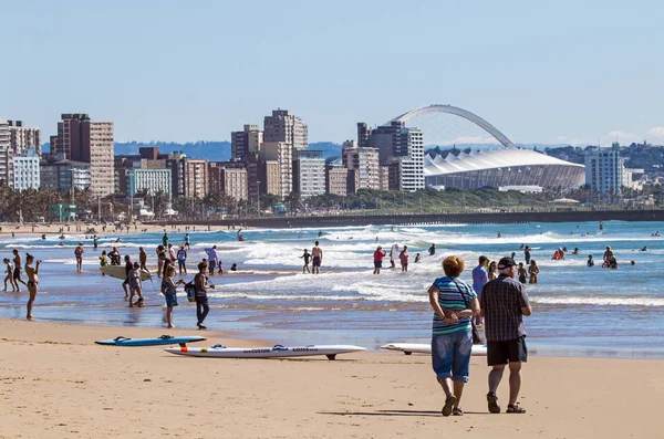 İnsanlar Durban şehir manzarası karşı plaj ziyareti — Stok fotoğraf