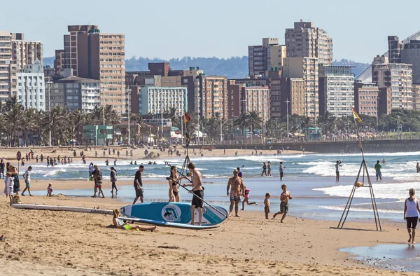 Personnes en visite à la plage contre Durban City Skyline — Photo