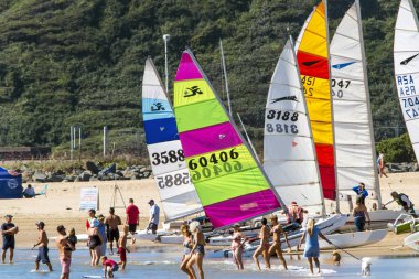 İnsanlar ve Durban plajda renkli yatlar