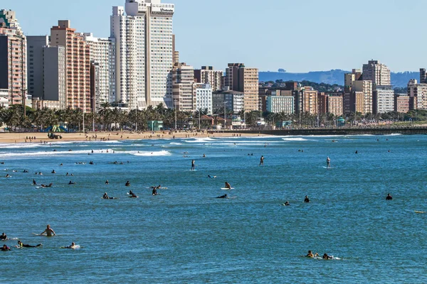 Surfers Surfing on Sea Against City Skyline in Durban — Stock Photo, Image