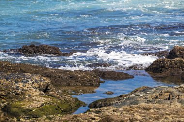 Okyanus Dalgaları Breaking kıyı kıyı üzerinde yukarı kapatın