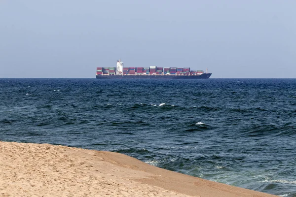 Plaj kum deniz ve kıyı manzarası üzerinde konteyner gemisi — Stok fotoğraf