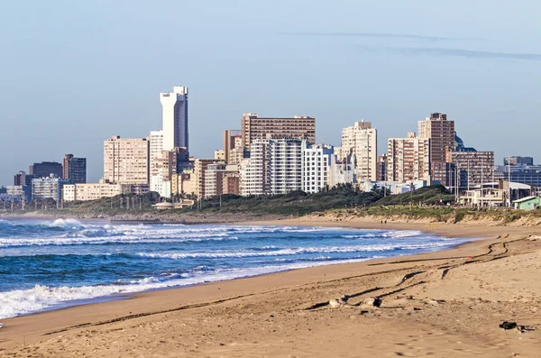 Prázdná pláž a oceán proti panorama města — Stock fotografie