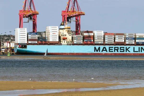 Bassa marea e container Nave e gru di carico — Foto Stock