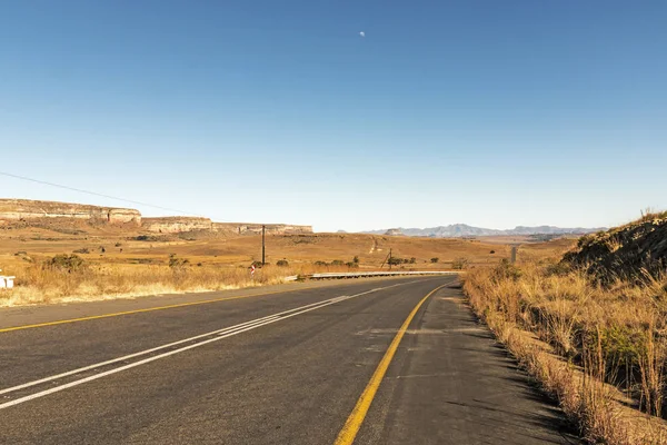 Asfalterad väg kör genom torr vinterlandskap i South Afric — Stockfoto