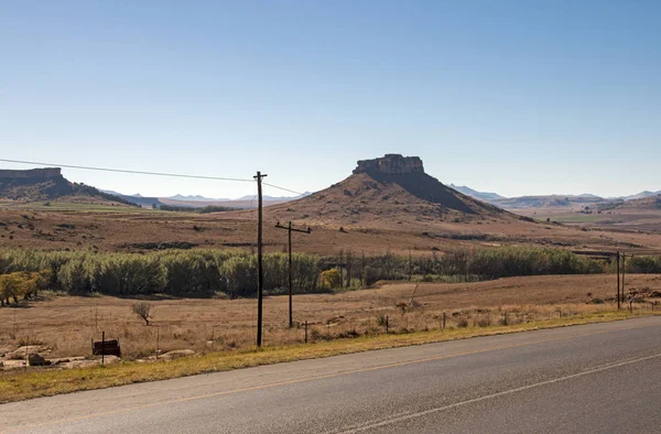 Asfalterad väg kör genom torr vinterlandskap i South Afric — Stockfoto