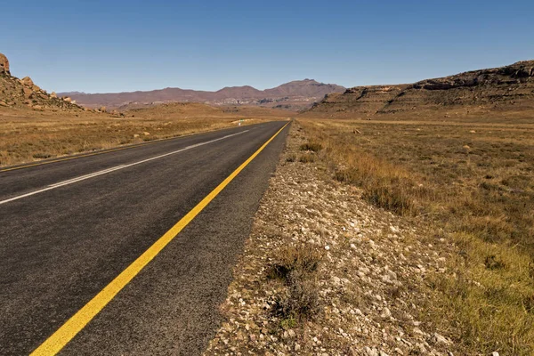 Drogi asfaltowej przebiegającej przez suchy krajobraz Zima w południowej Afric — Zdjęcie stockowe