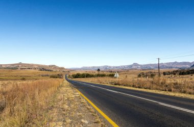 Boş kırsal asfalt yol kuru kış manzarası ile çalışan