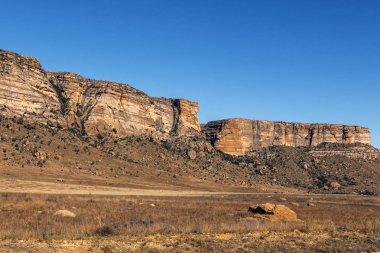 Altın soğuk kuru kış manzarası ve kayalık dağ