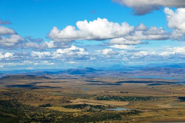 Altın soğuk kuru kış manzarası ve dağlar