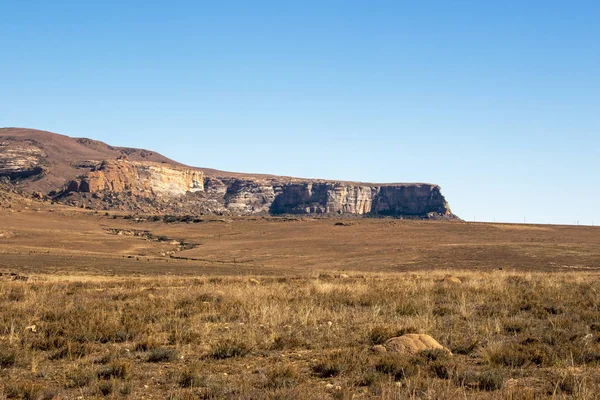 Gouden koude droge winterlandschap en Rocky Mountain — Stockfoto