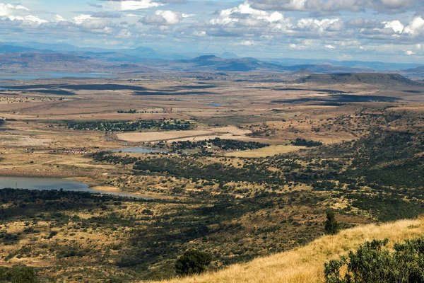Altın soğuk kuru kış manzarası ve dağlar