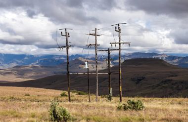 Polonyalılar ve dağ manzarası karşı genel gider Powerlines