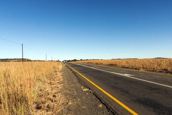 Kuru turuncu kış dağ Landscap çalışan asfalt yol — Stok fotoğraf