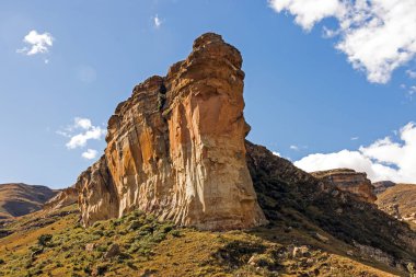 Çim kayalık dağ ve mavi gökyüzü manzara karşı kuru kış turuncu renkli 