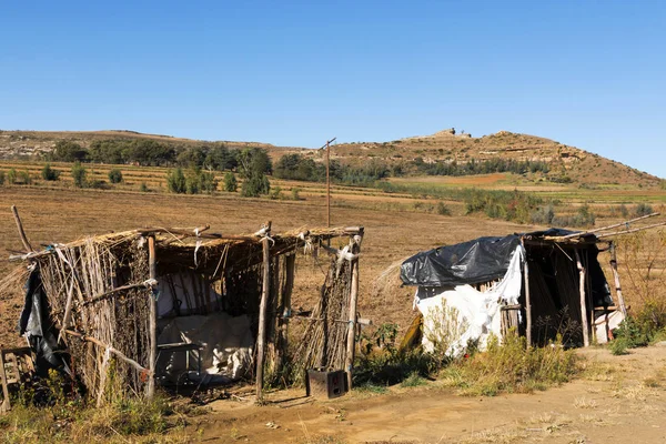 Abandoned Roadside Farm Stalls on Cold Dry Winter Landscape — Stock Photo, Image