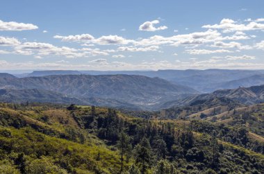 A vadi bin tepeler karşı mavi bulutlu gökyüzü 