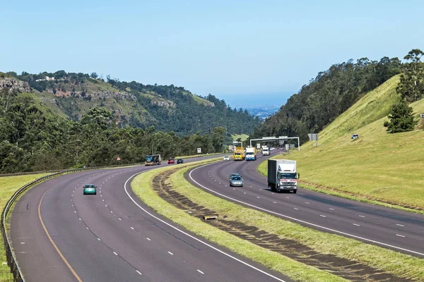 Många fordon på N3 Highway anländer till och lämnar Pietermaritzbur — Stockfoto