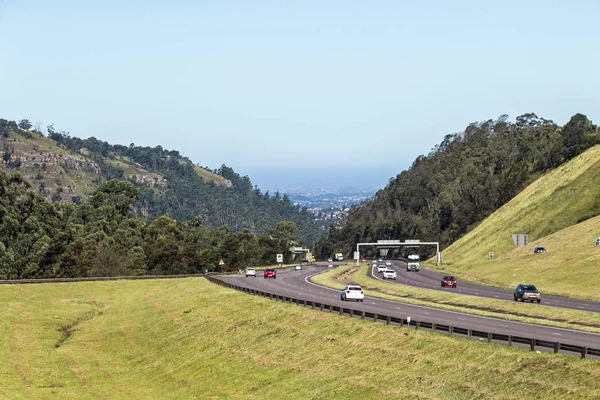 Många fordon på N3 Highway anländer till och lämnar Pietermaritzbur — Stockfoto