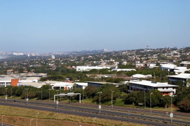 Doğru yöneldi ve kıyı kentsel peyzaj bırakarak otoyol