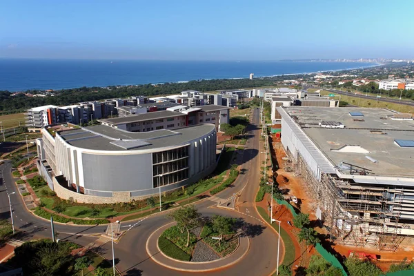 Kommersiella Urban kustlandskap mot Blue Durban City Skyl — Stockfoto