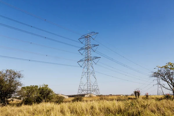 Las líneas eléctricas y los pilones en el paisaje de invierno —  Fotos de Stock