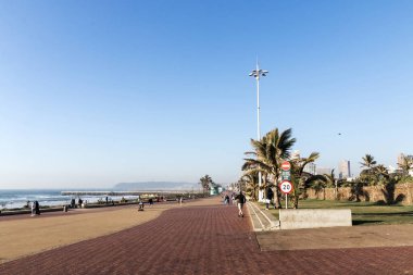 Döşeli sahil mesire üzerinde birçok yayalar 