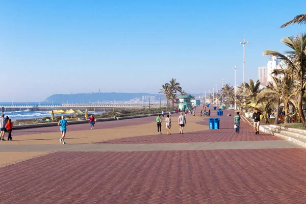 Piétons et cyclistes sur la Promenade en bord de mer pavée — Photo